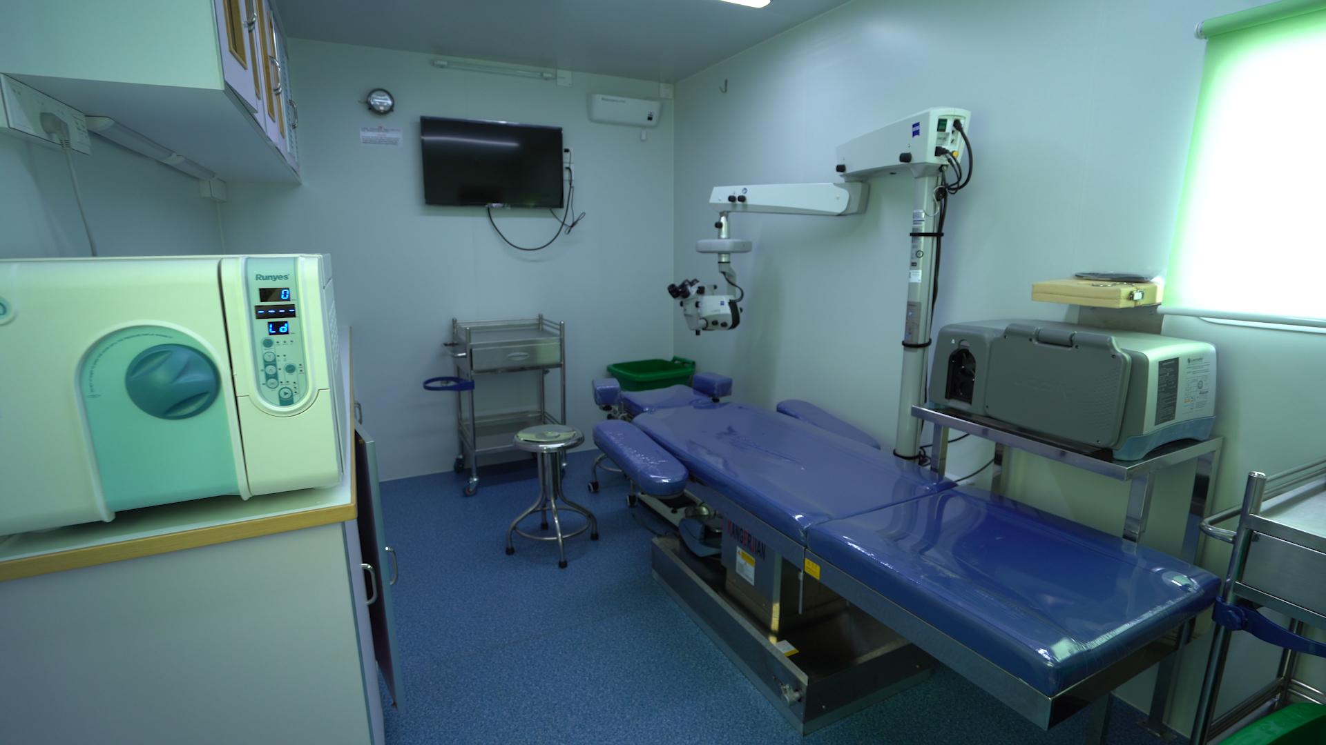 丝路盛放洋紫荆|港NGO联手内地医疗队出海扫“盲”50年柬埔寨白内障患者复明：我能看到了！