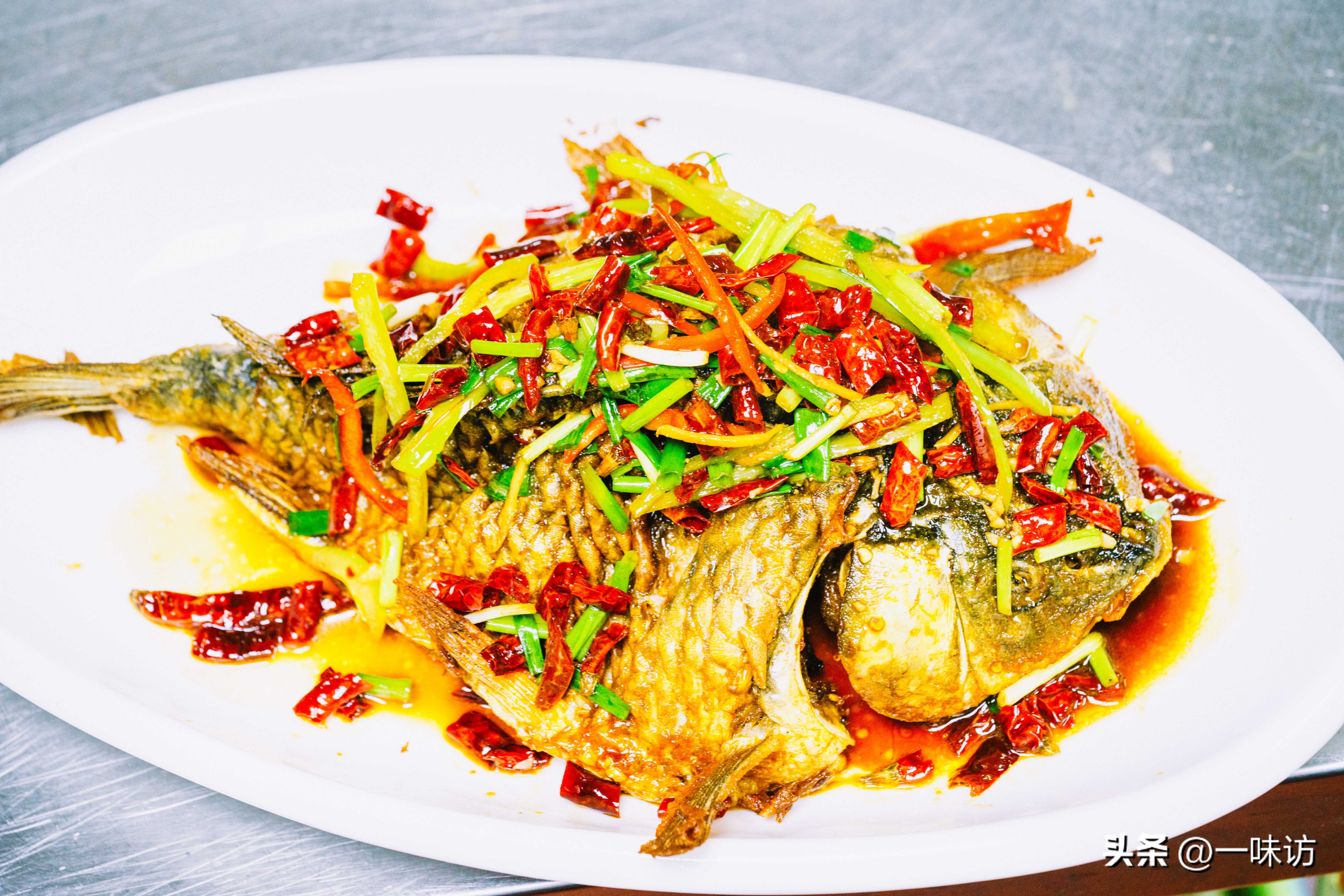 带鱼鳞的鲤鱼怎么做好吃,红烧鲤鱼炸带鱼的家常做法