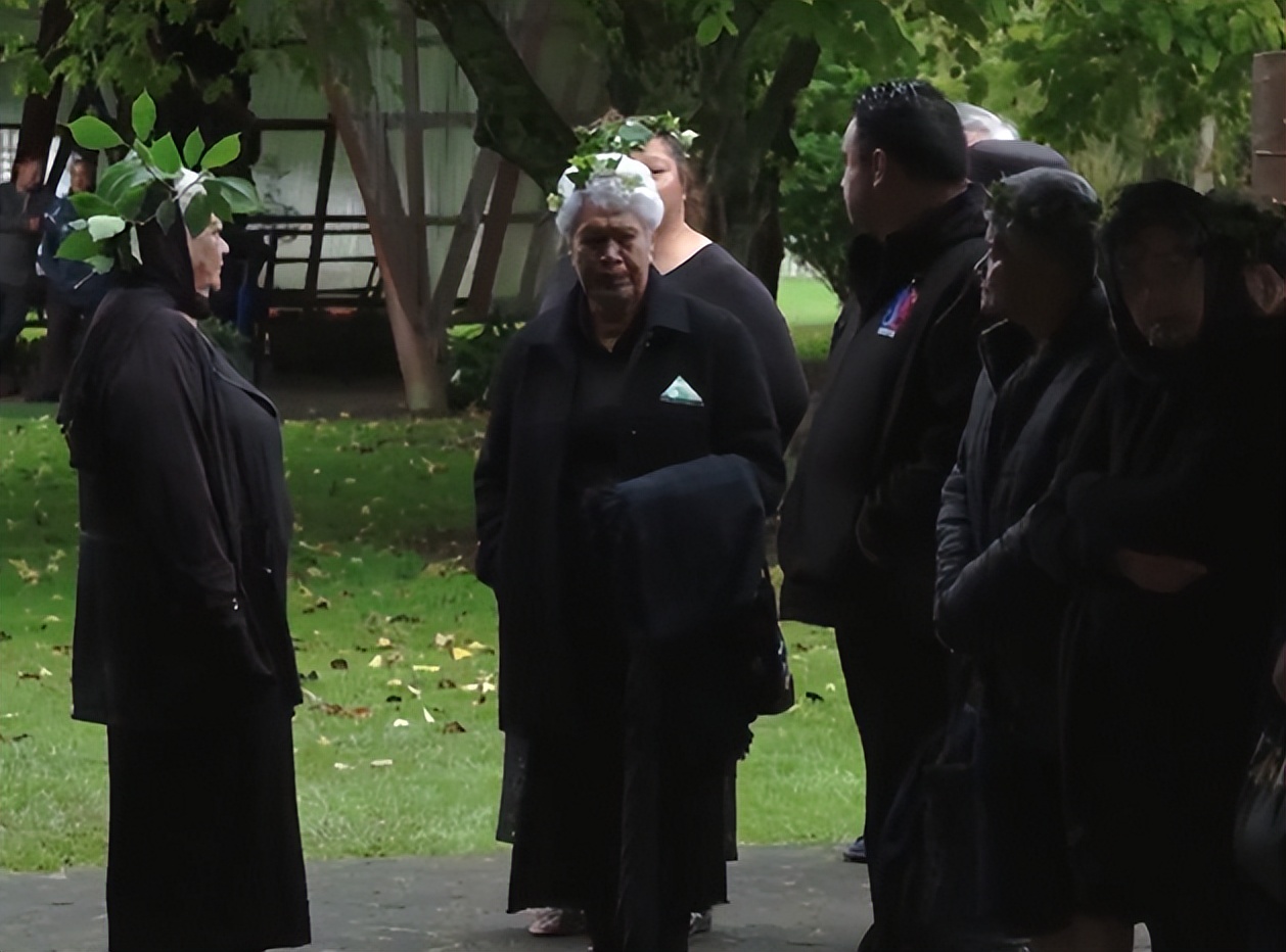 殡仪馆工作人员的日常看完,讲述殡仪馆工作