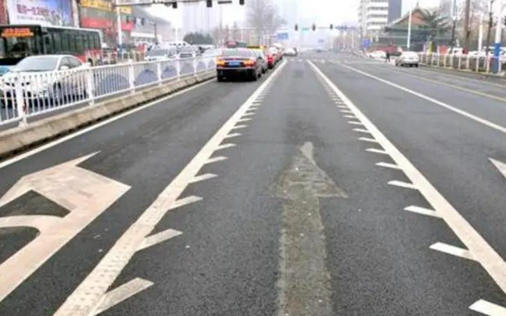 开车看到锯齿车道怎么处罚,开车遇到锯齿车道罚款