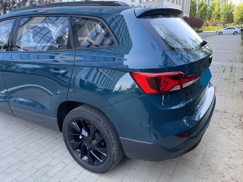 暴雨如注在路上,暴雨下的捷达