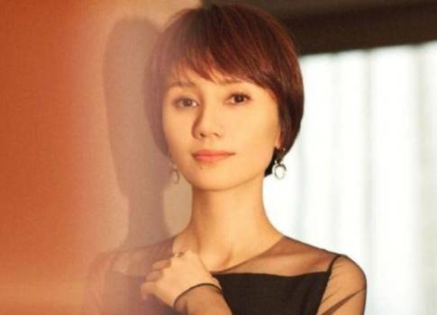 四十多岁的女人适应长发还是短发,40岁女人留长发年轻还是短发年轻