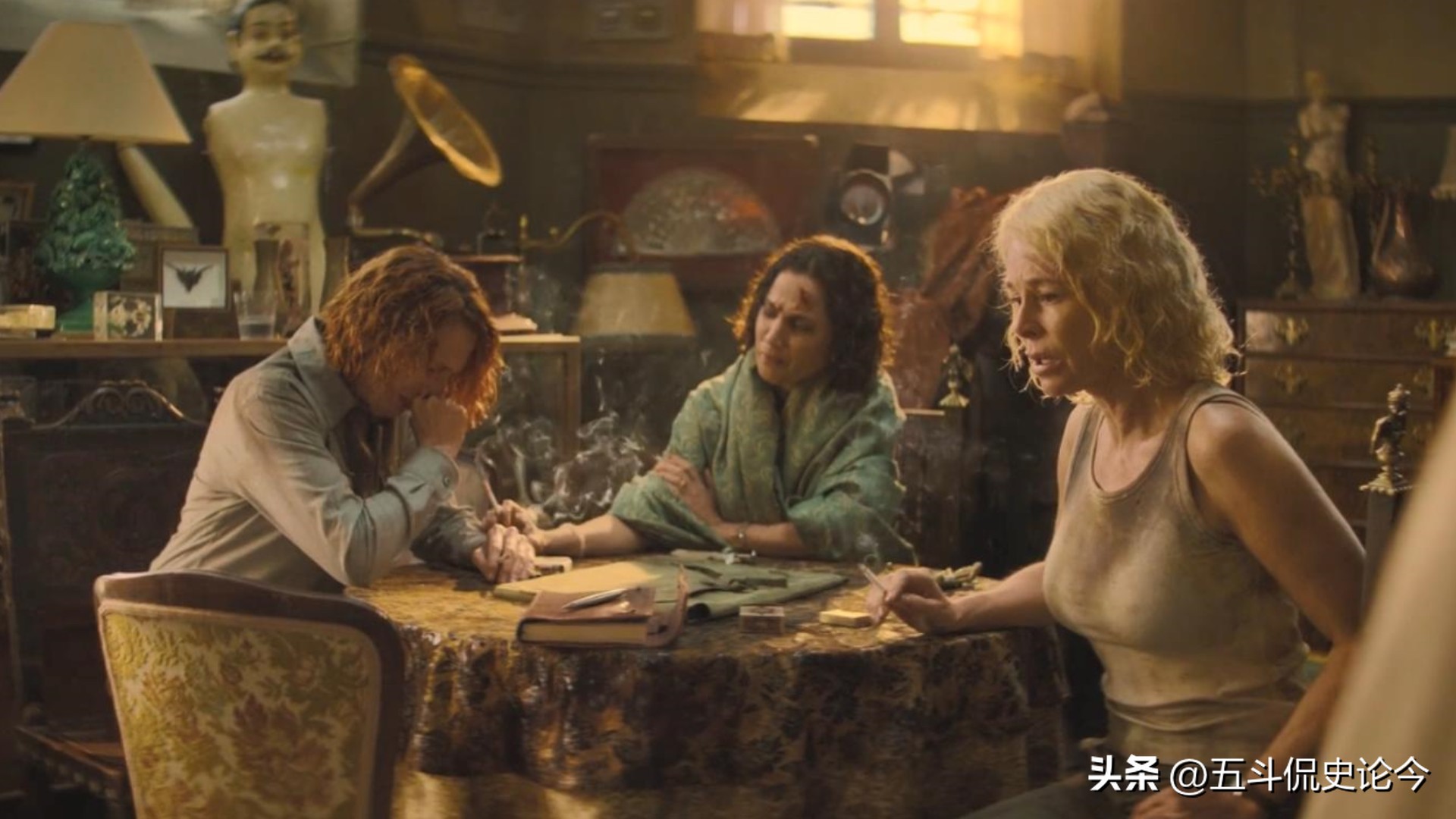 西班牙悬疑电影老太太,西班牙驱魔电影有女巫拿水晶球的