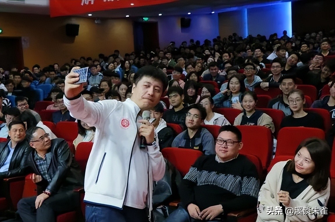 张雪峰到底做了什么事,给穷人指路的张雪峰