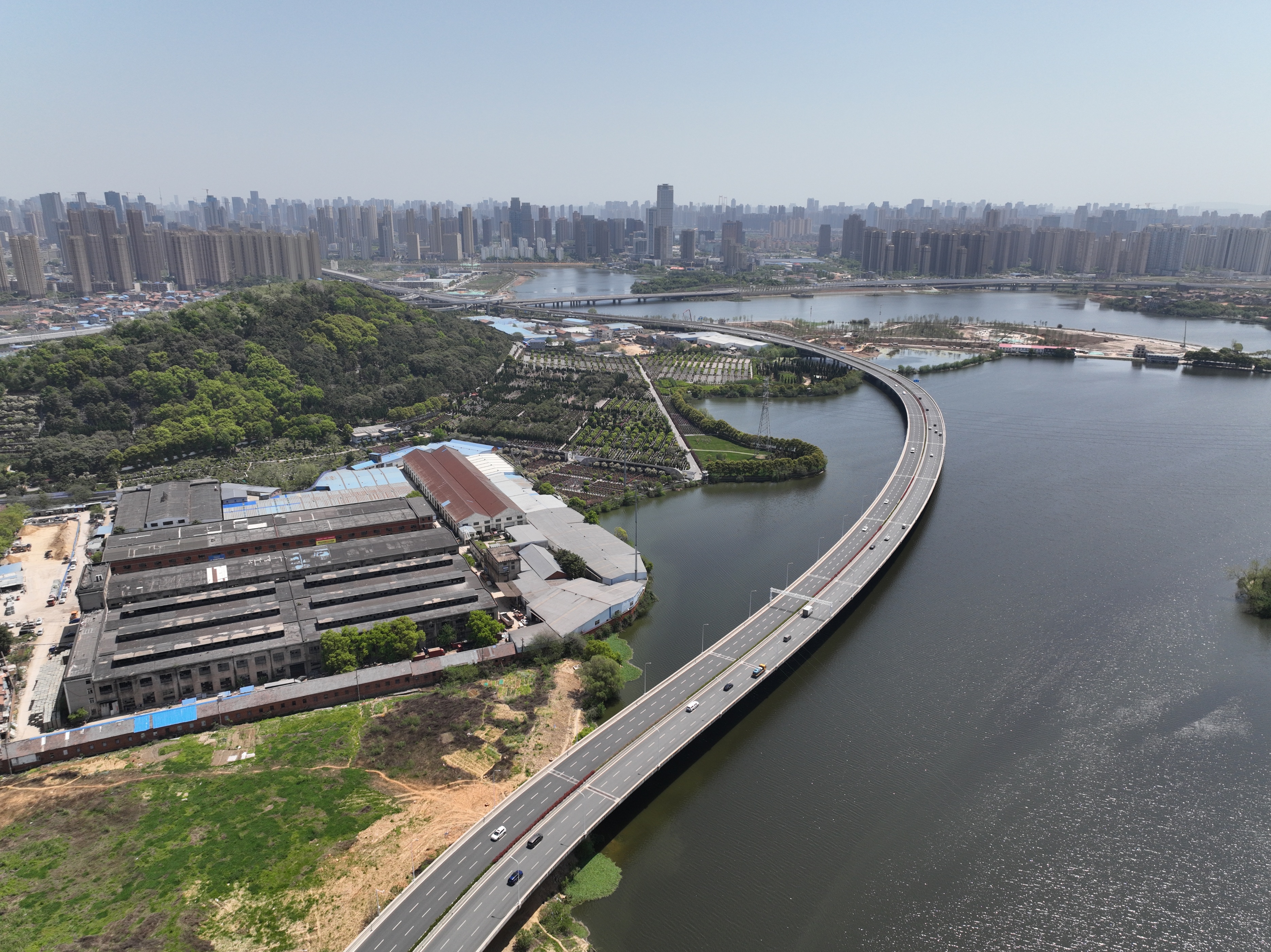 坚持城市管理提升城市市容,坚持精致城市建设理念