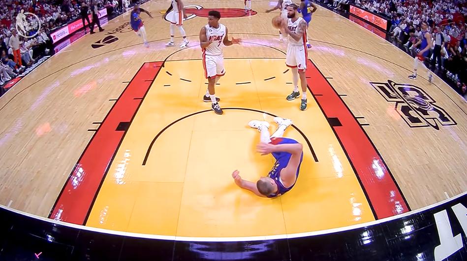 300斤的胖子，摸一下飞出好几米？裁判是托尼兄弟？哦，那没事了