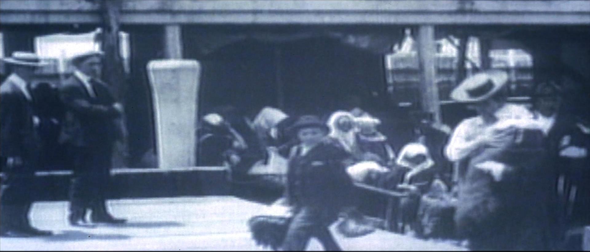 女配露大腿，反派成X战警，同样《华英雄》，胡兵比郑伊健差远了