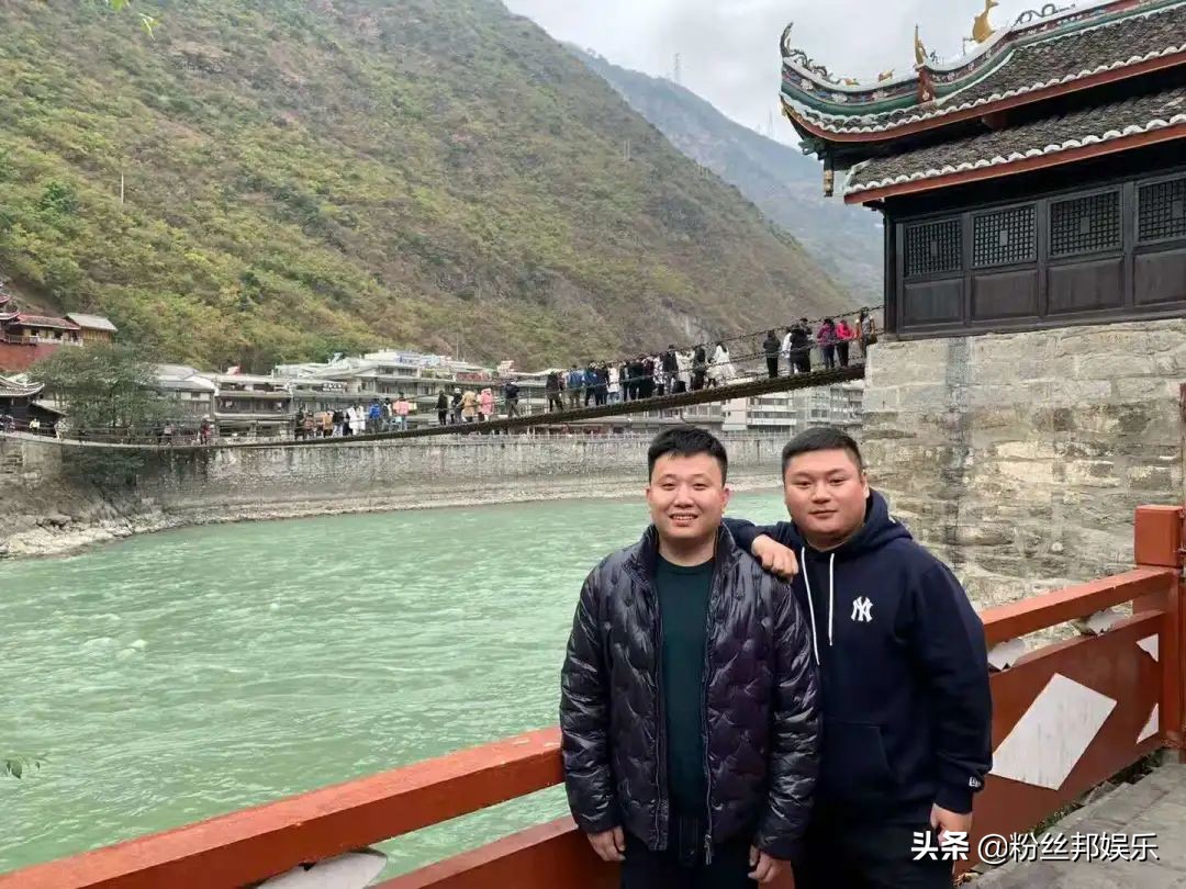 李先生即将收购“话社”公会,已给蓝小天报价,并且邀请王冕入股