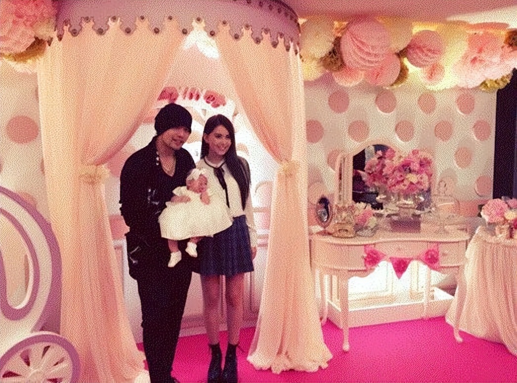 昆凌美人鱼mv,昆凌带女儿穿裙子