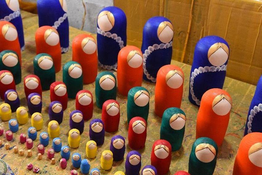 你在俄罗斯买的特产套娃，90%产自这个东北小镇