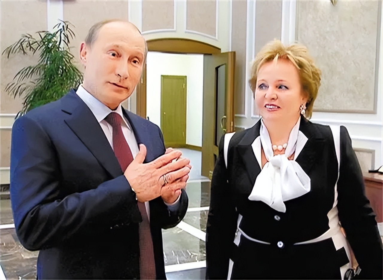 马克龙娶了24岁的老婆,马克龙娶了比自己大24岁的老师