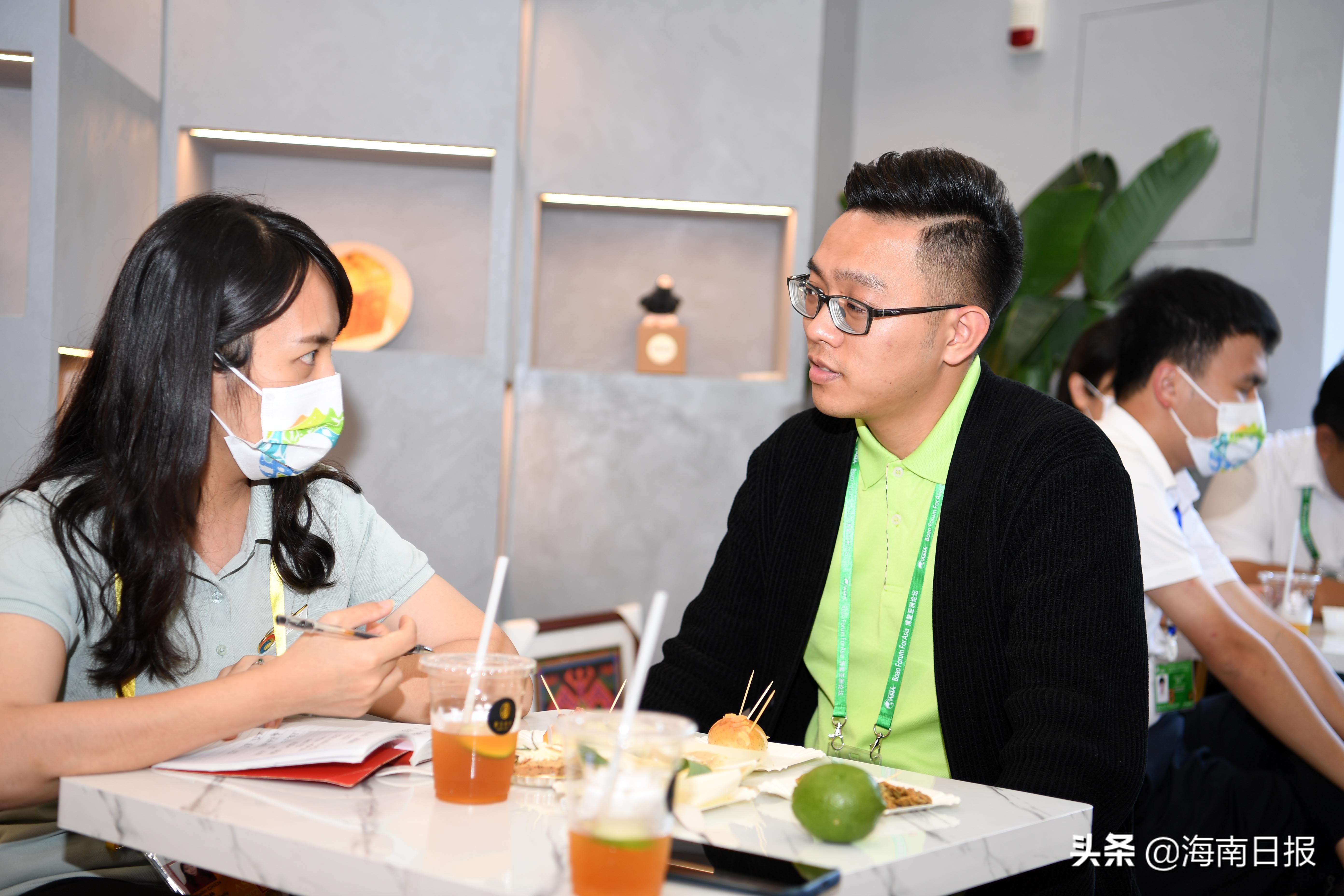 “90后”创业者将五指山茶文化融入烘焙作品带到论坛年会