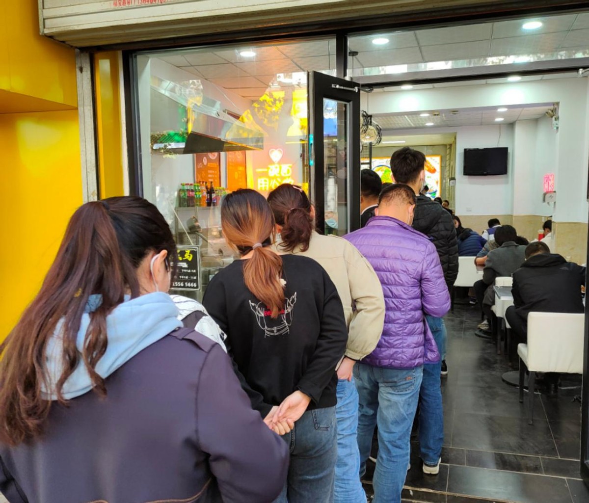 山东大哥板面全国开170家店,山东大哥260万跑车送老婆