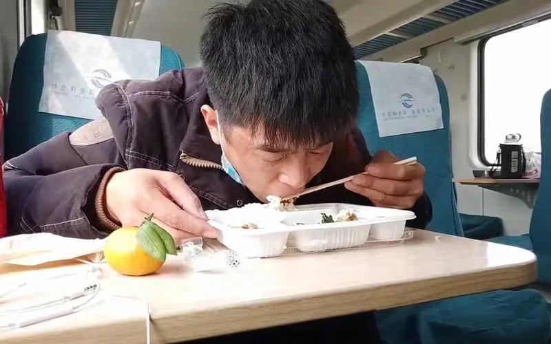 火车上的盒饭为啥卖不掉,为什么火车几十份盒饭也卖不掉