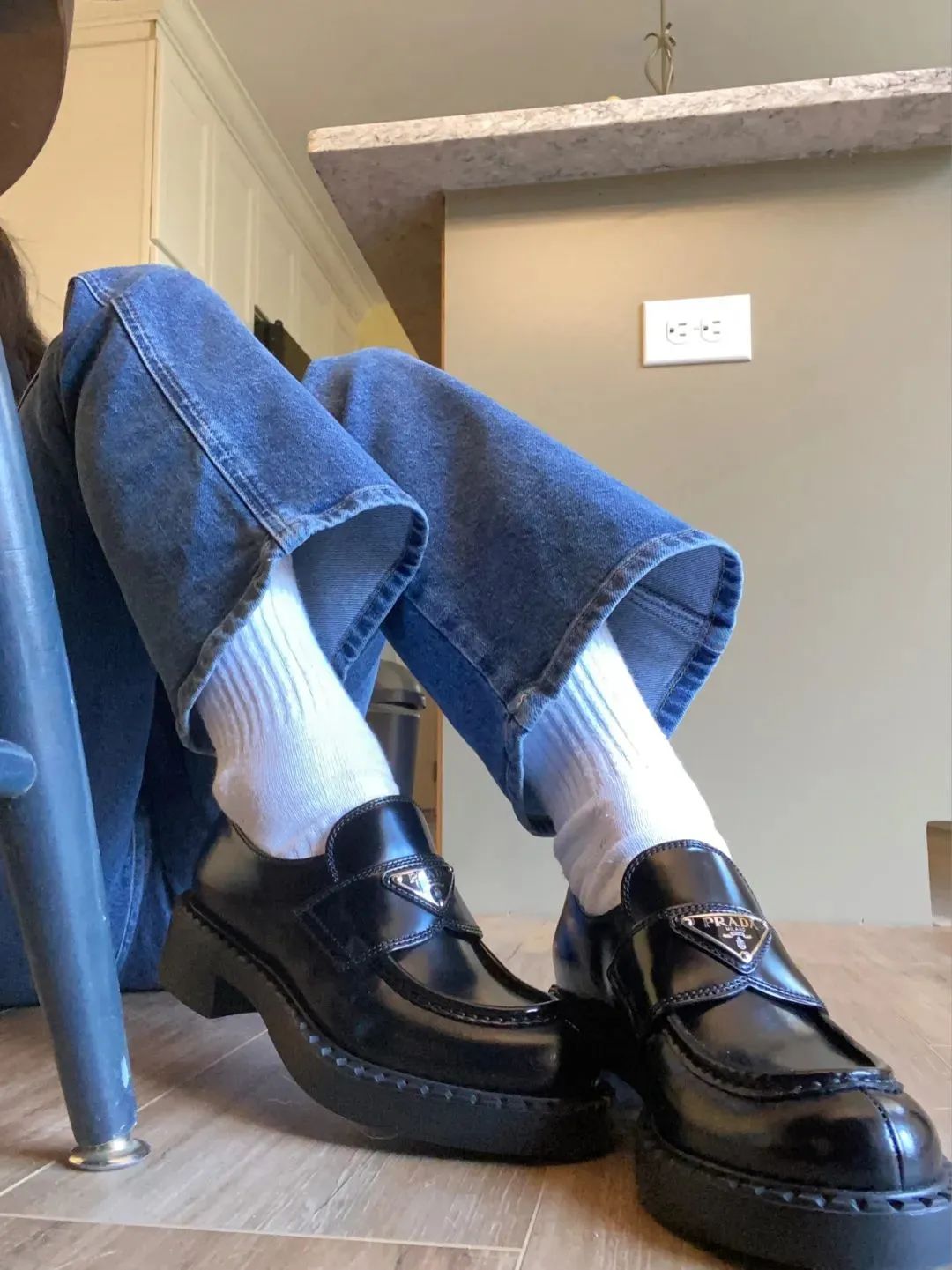 贾玲穿的鞋子品牌,贾玲今年春节穿的鞋