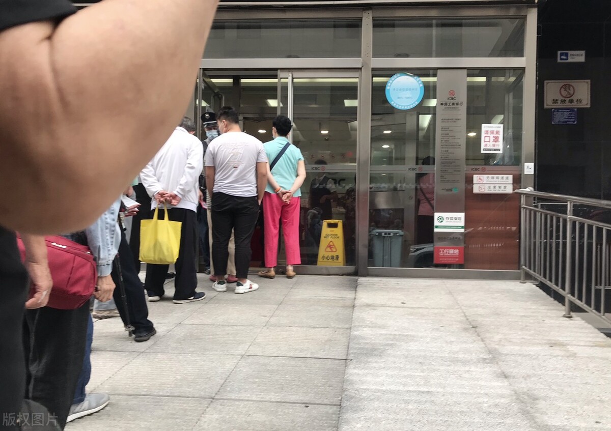 银行的潜规则和套路,银行人排队为什么只开一个窗口