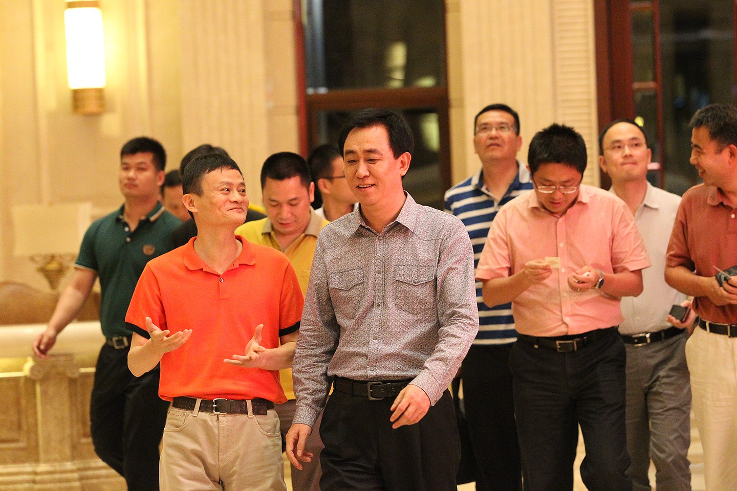 许家印又亏8000亿丝毫不慌,负债两万亿的许家印还能翻身吗