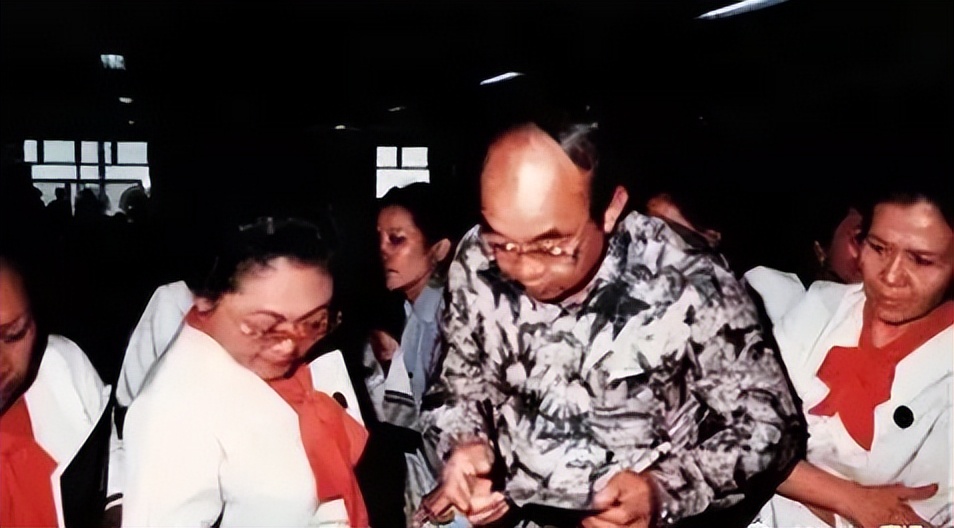 13岁从一张渔网起家的“世界玻璃器皿大王”，坐拥亿万元身家！