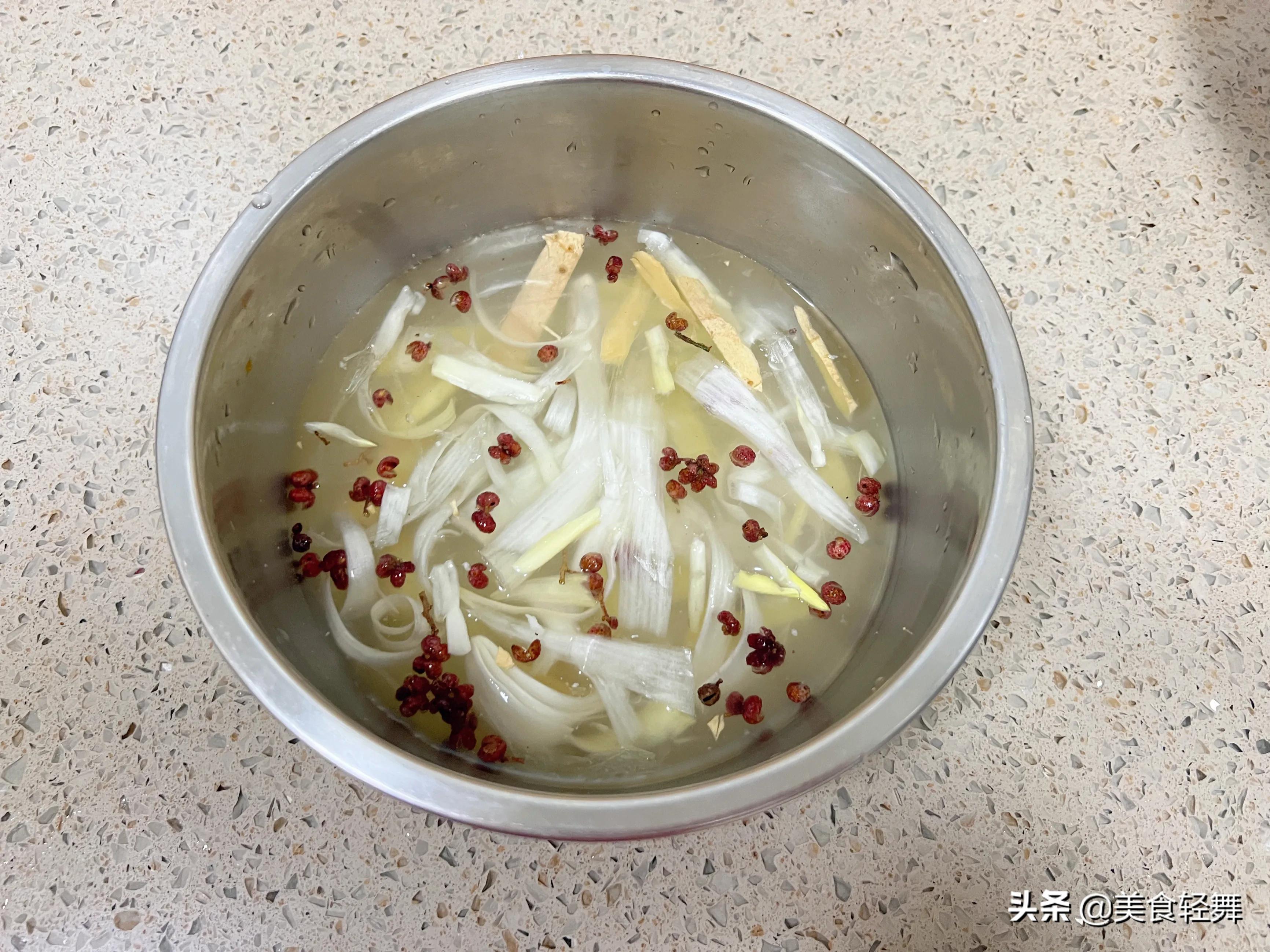 为啥调好的牛肉馅里有水,怎么调牛肉馅肉不发死