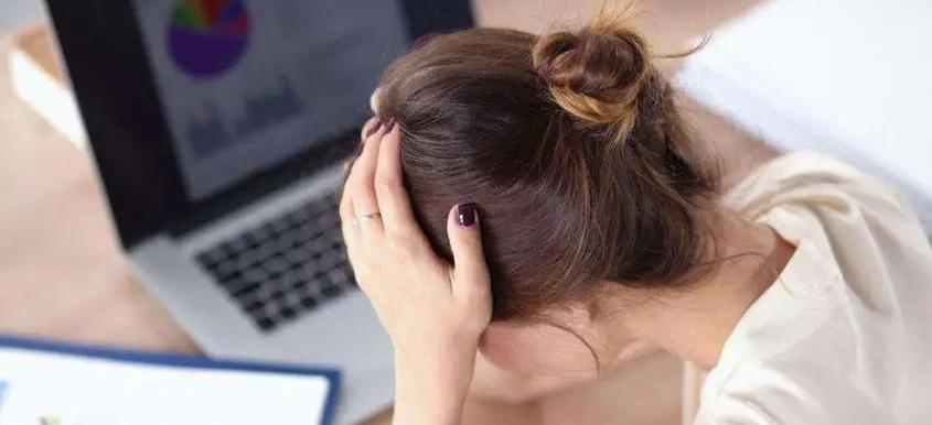 头皮总是长疙瘩是怎么回事,头皮上老长疙瘩怎么回事