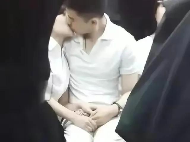 地铁上的狂野一幕！情侣激吻胸摸遭网友批评！