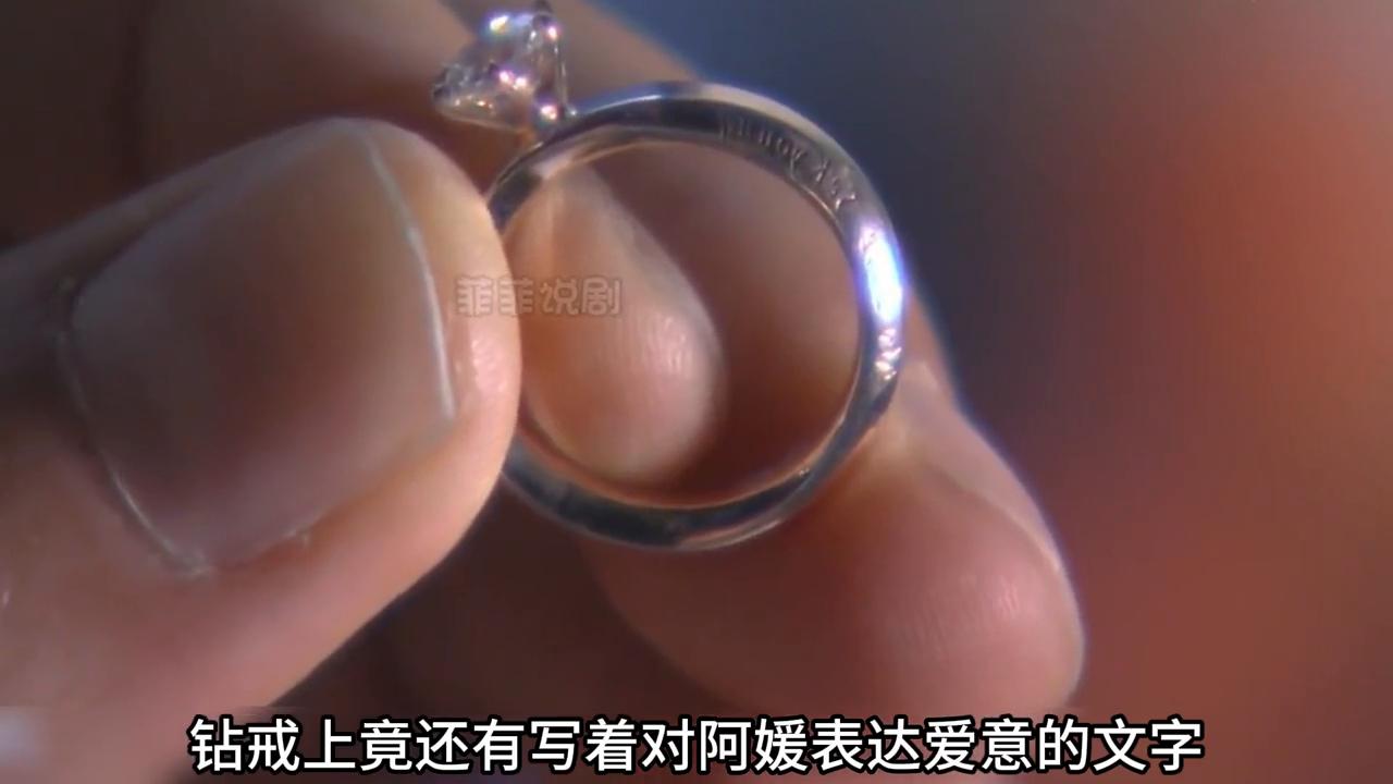 治疗师有心在女主人的枕头底下放了一个头绳