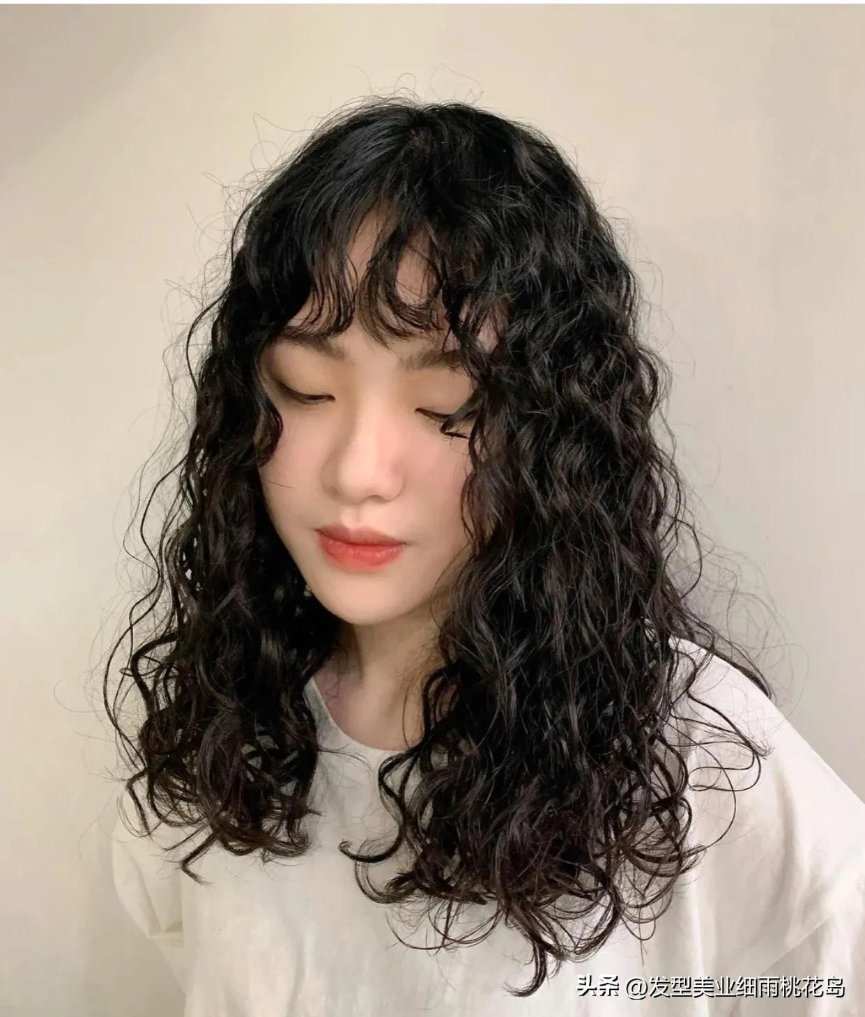 30岁洋气的超短发满头烫小卷,洋气全烫短发满头小卷