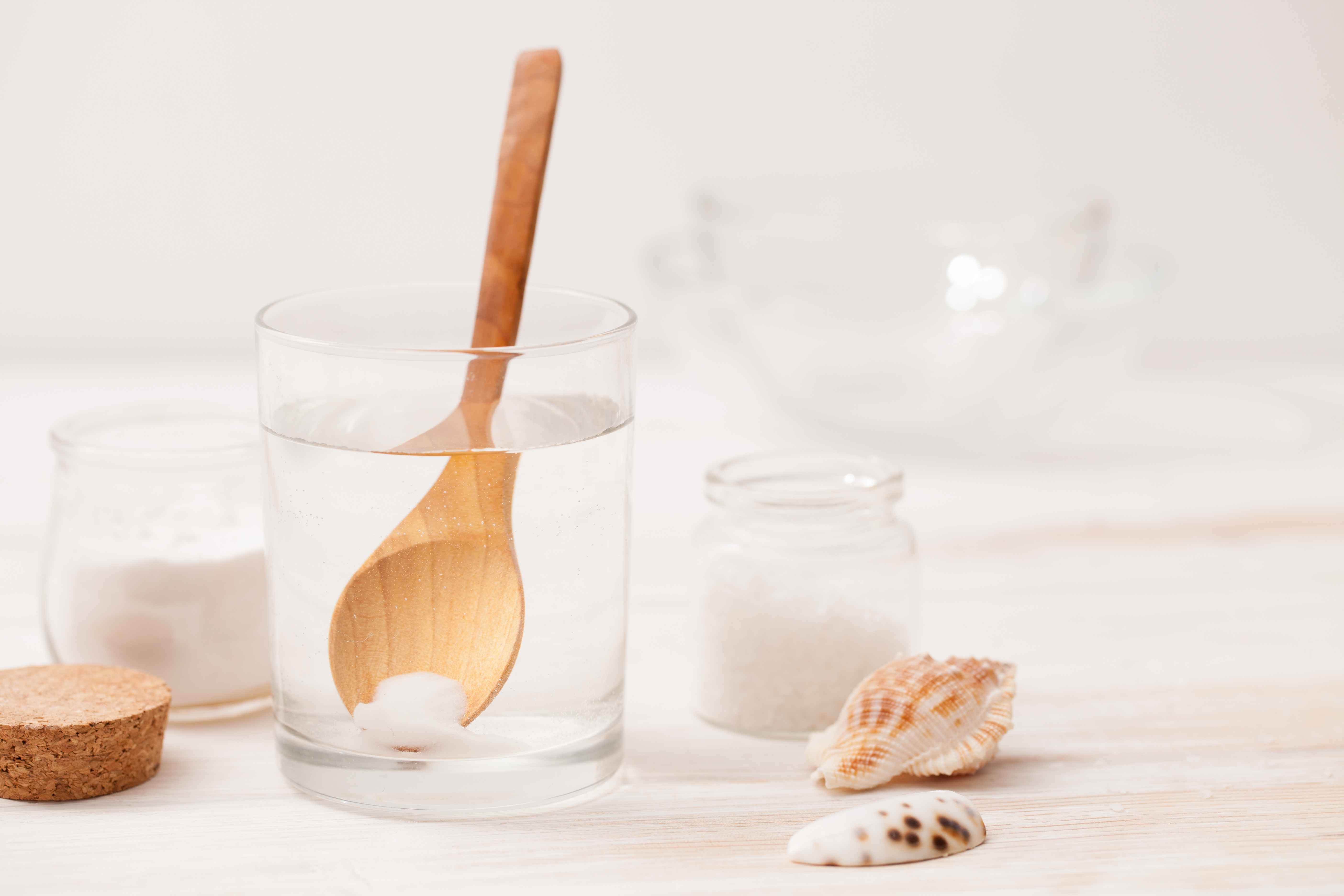 用盐水洗脸怎么洗,用盐水洗脸的做法