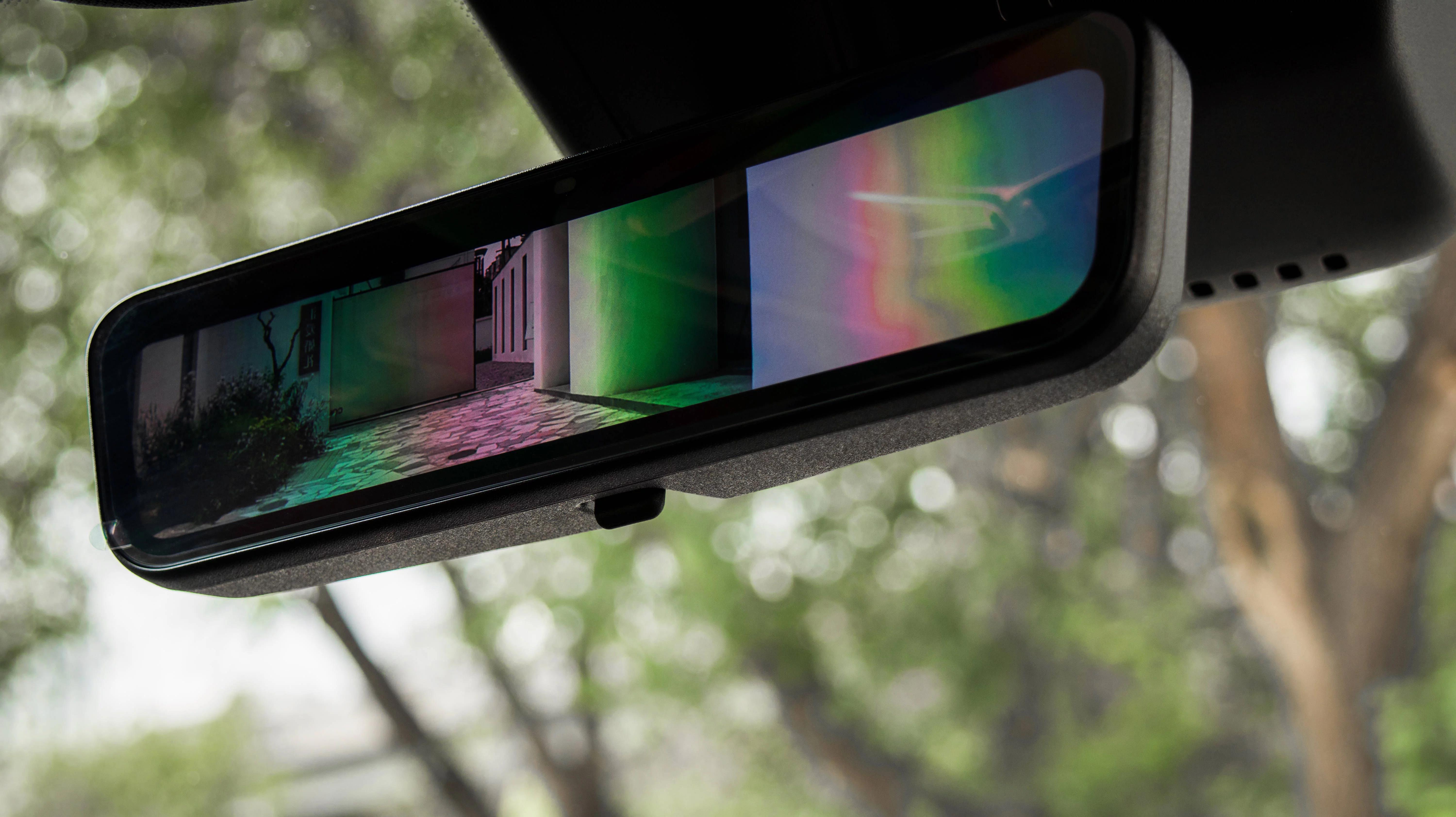 别克威朗ProGS，外观挺不错的，颜色是宝蓝色我很喜欢