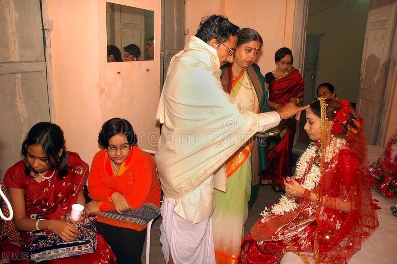 船到孟加拉，当地人送女儿给船员的婚俗要不得，船员善举让人感动