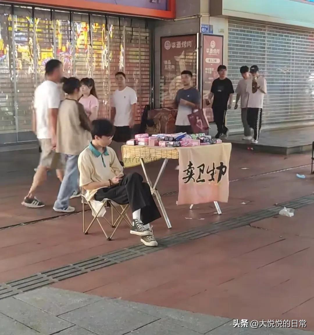 小伙卖卫生巾被掀摊辱骂为炒作,街头摆摊卖卫生巾后续
