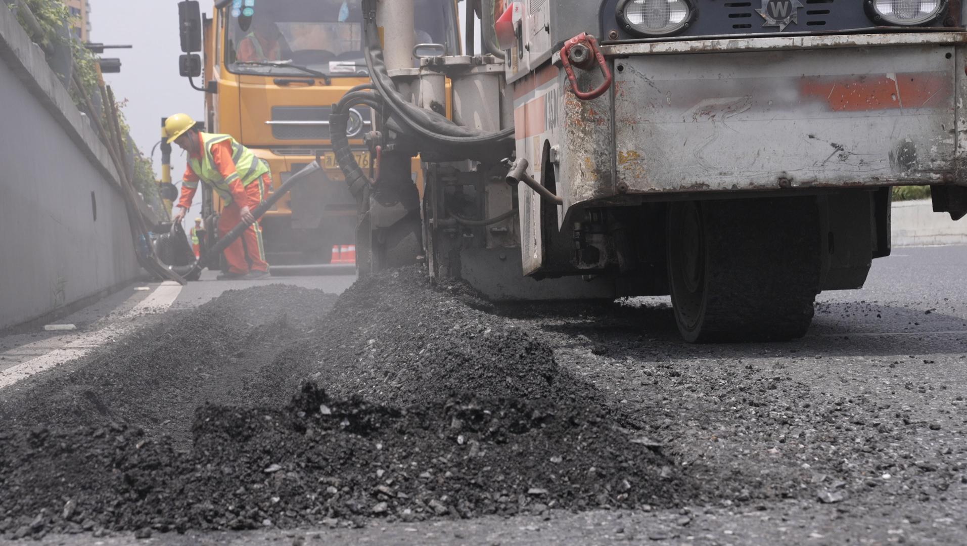 纯悦“一瓶水接力”第六季：送出清凉，让爱延续，致敬脚踩“火炉”的筑路人