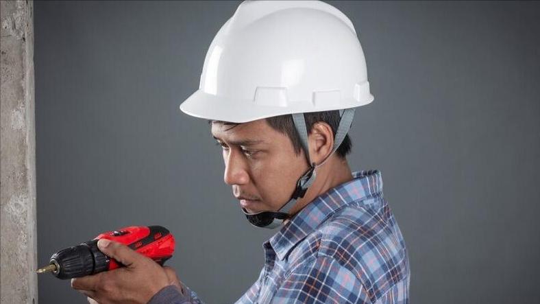 穷小子一夜翻身最后抱得美人归,穷小子飞机上救人抱得美人归