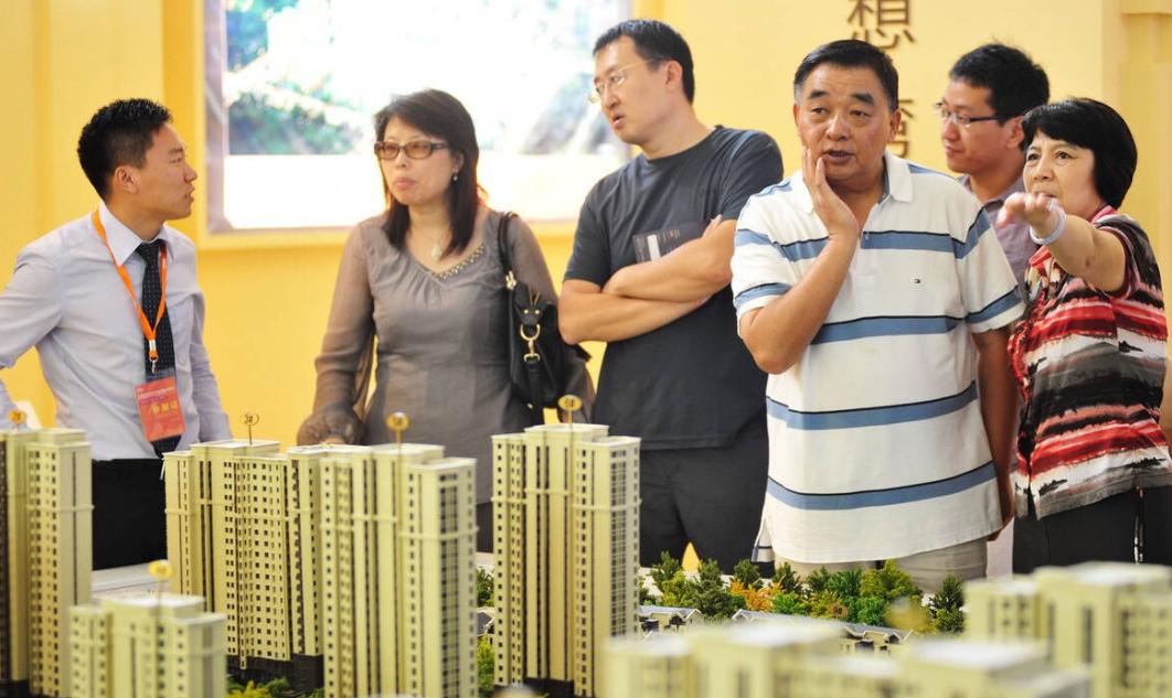 北京一男子到河南旅游，花10万购置了8套房产，买房像买菜一样