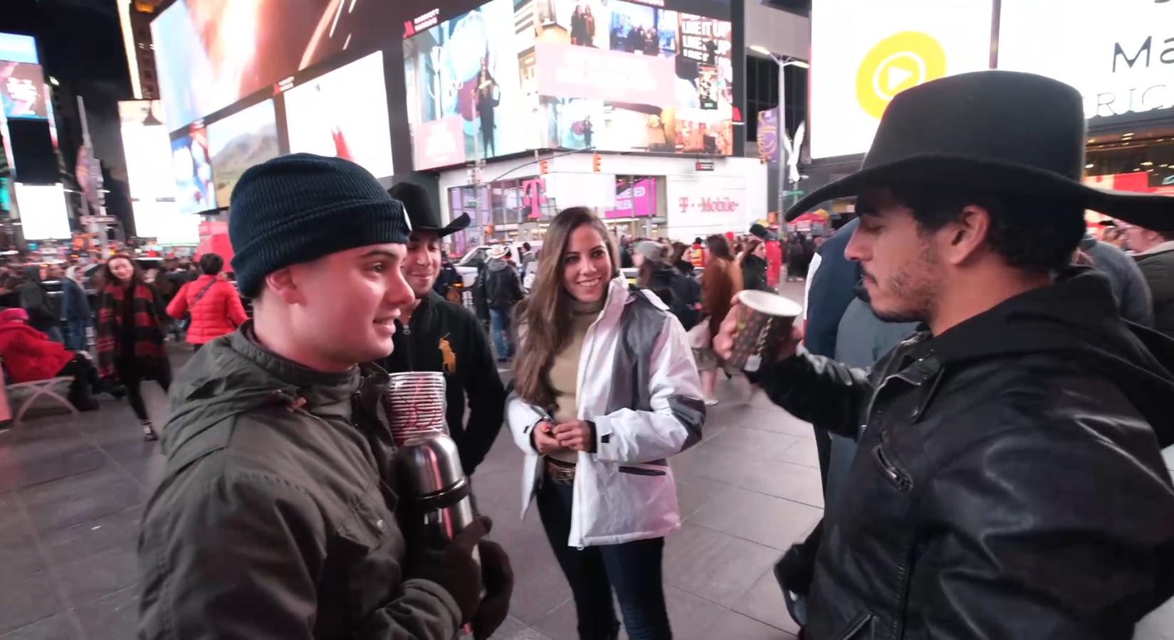 美国小伙觉得中国食物难吃，便用胡辣汤街头实验，结果被路人疯抢