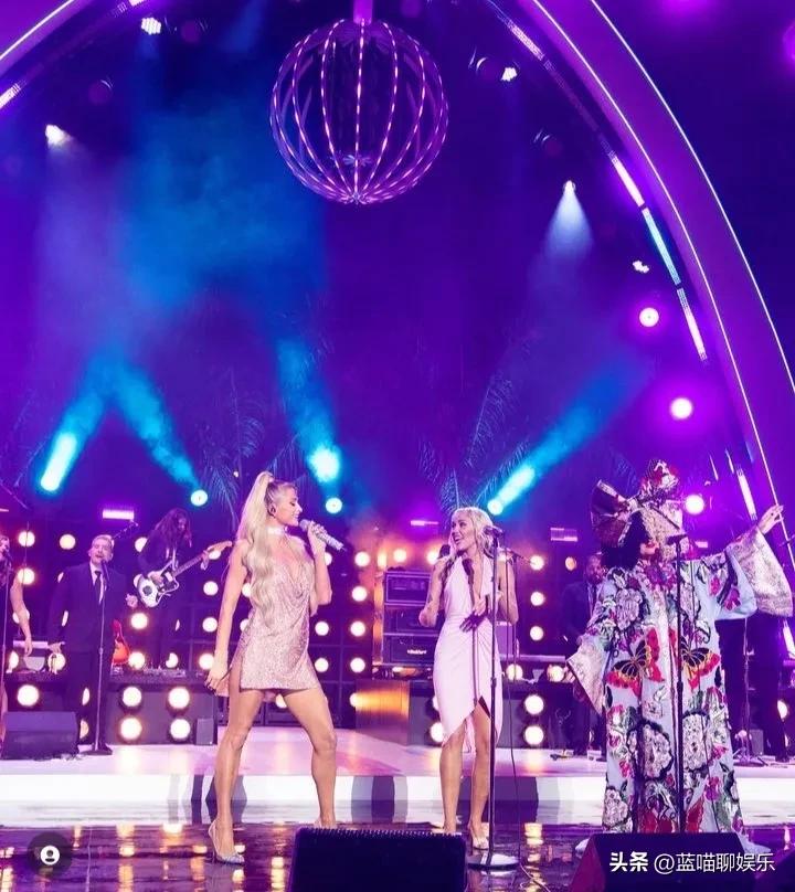 帕丽斯希尔顿金发裙,帕丽斯希尔顿粉色套装