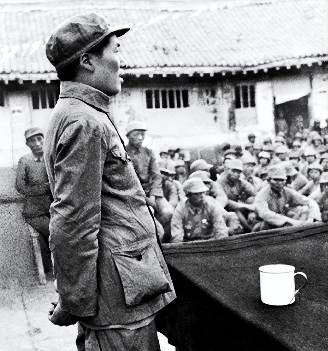 傅钟将军：资历比元帅都老的开国上将，长征中送了*小平邓**三件宝贝