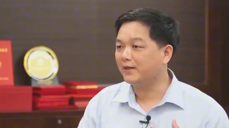 原配当街撕破小三内衣！厮杀过程看呆众人！小三被打到昏迷不醒