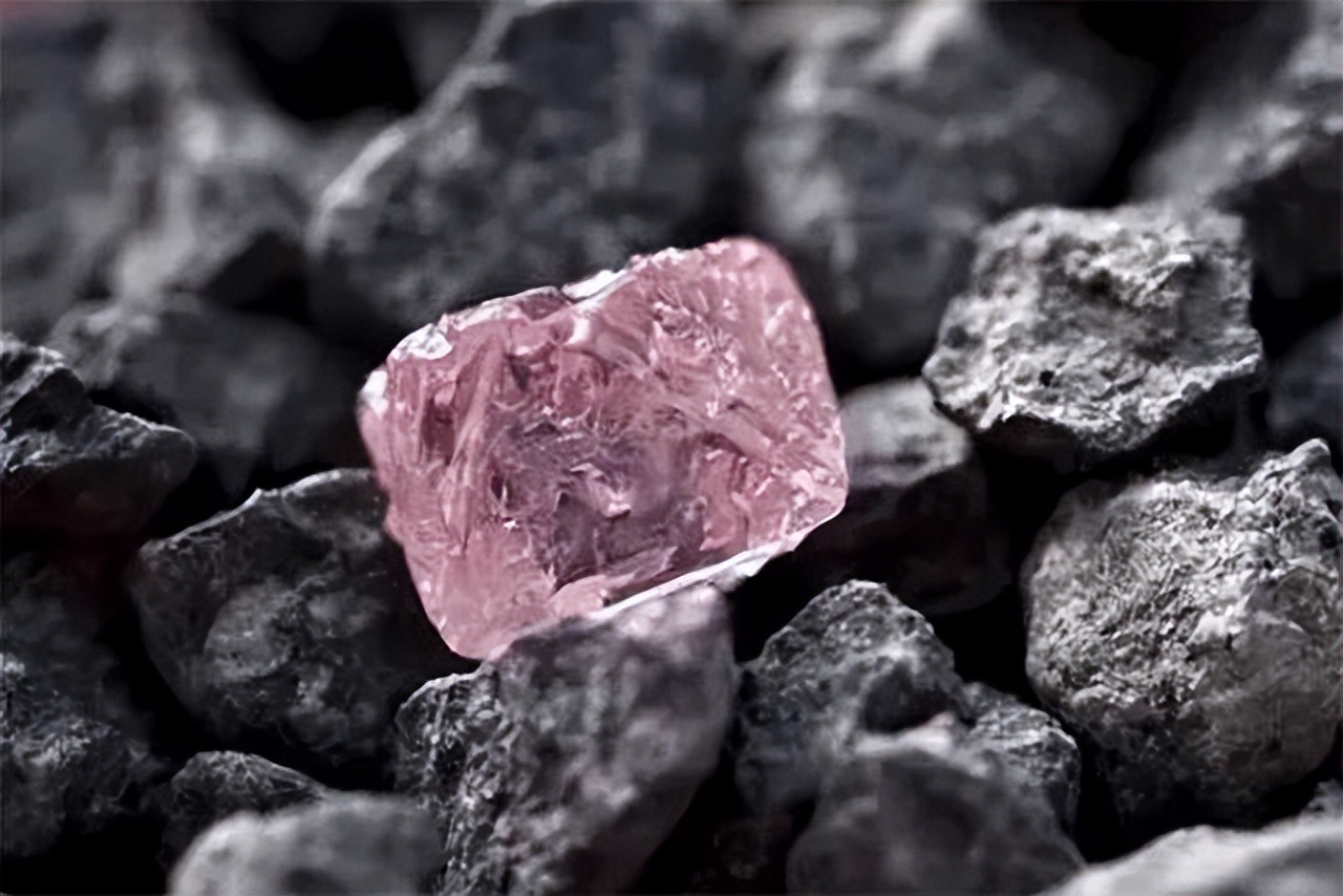 人造钻石破坏了钻石市场,现在的人造钻石能以假乱真