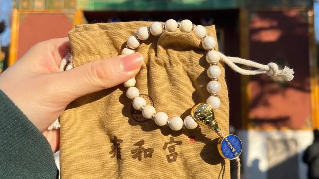 大量年轻人涌入寺庙：烧香拜佛成新型解压*法大**，一串手链卖890元