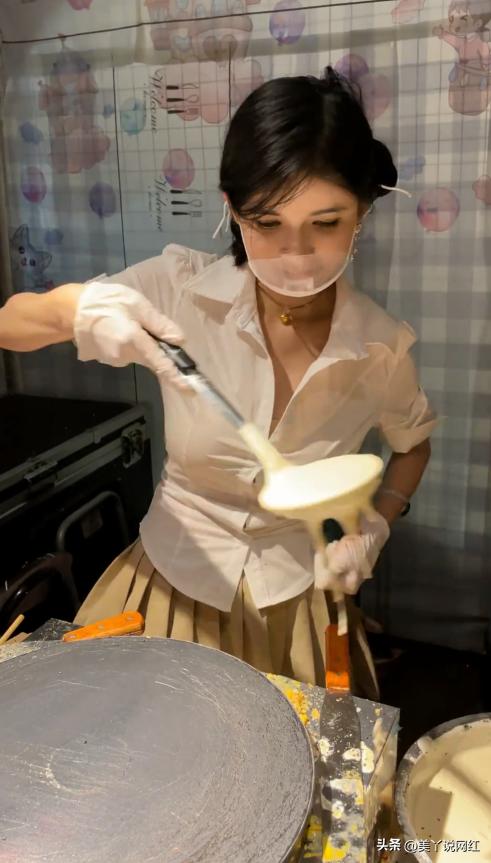 网红狗头萝莉摆摊卖煎饼,一天赚400元知足快乐,并带火营地夜市