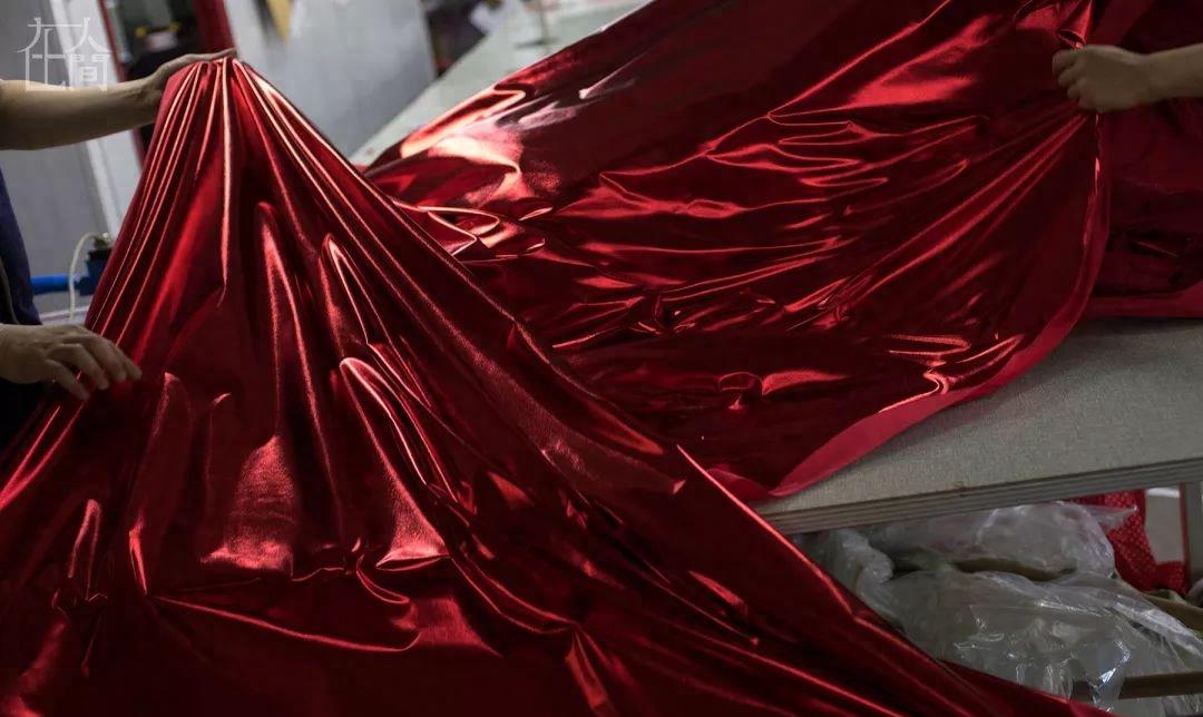 天地间丨情趣内衣小镇的女农民工每天往返于工厂和田间地头