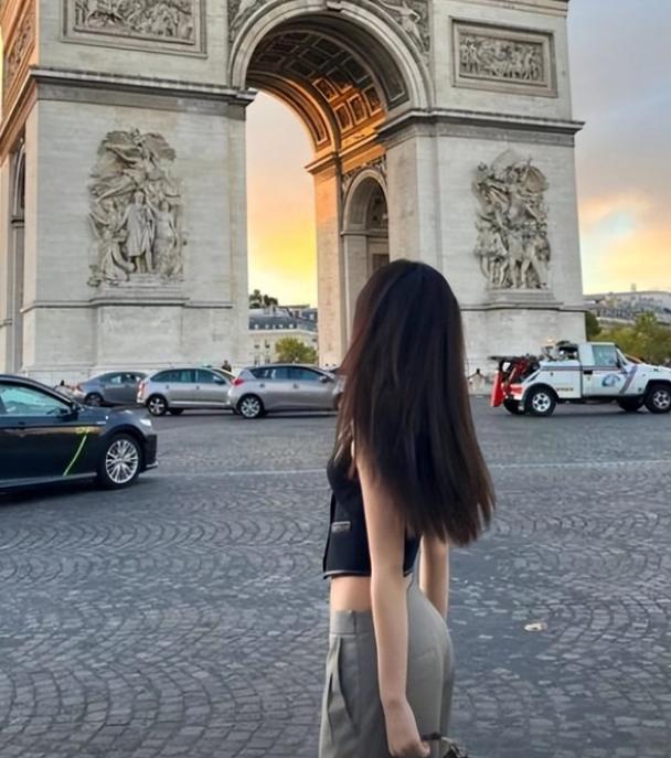 李嫣穿衣打扮神似王菲,15岁李嫣大方晒正脸照