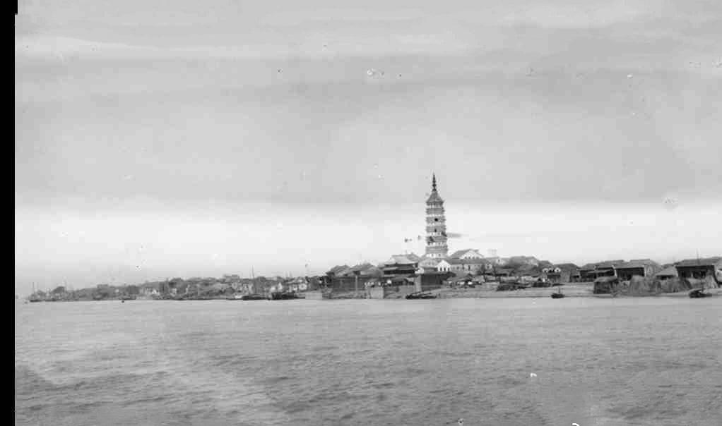 日军兽行照片:当着父亲的面玷污他女儿,临走还残忍割下妻子乳房