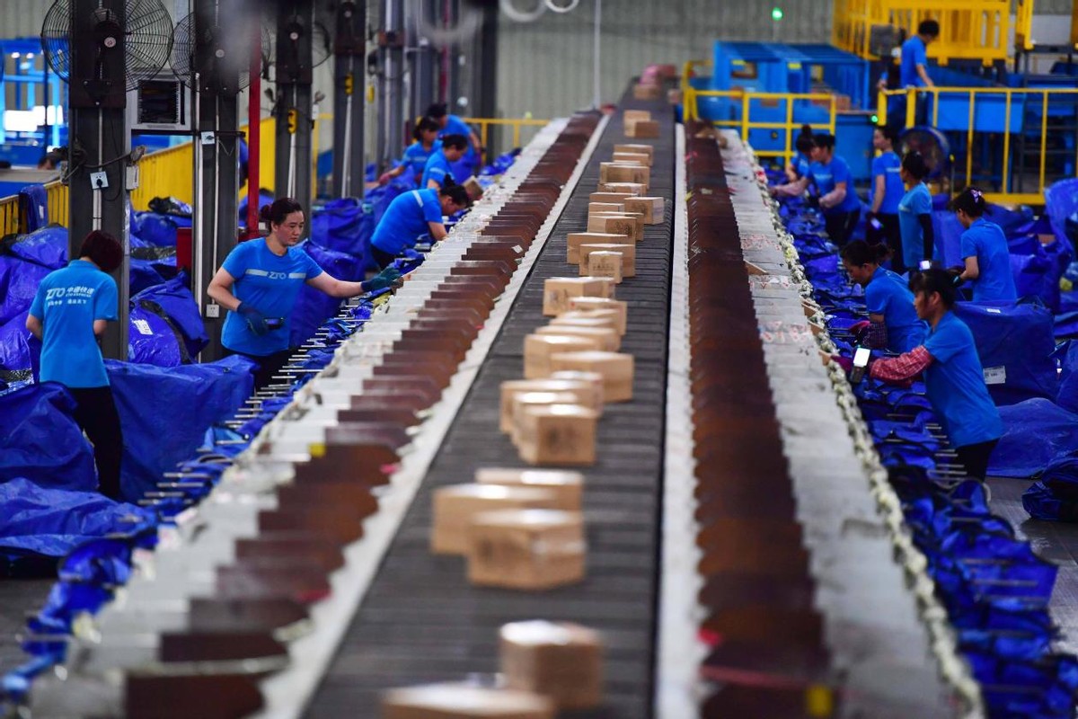 男子收到快递,男子收到一份快递打开后没有在意