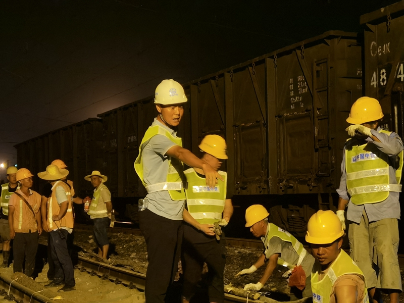 王飞：在广西干事创业沃土上，当好贵南高铁“开路先锋”