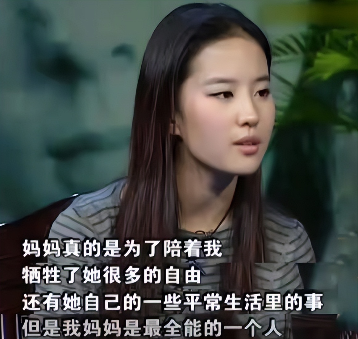 全家最丑刘亦菲,多年后才发现,“神仙姐姐”口中的妈妈有多优秀