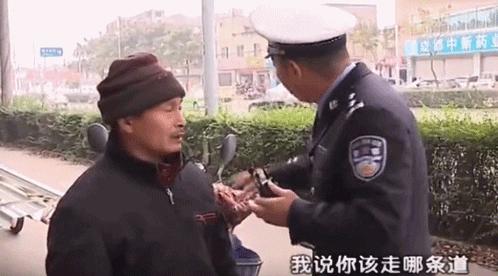 网红交警谭乔名场面,拯救无数司机的“网红交警”谭乔