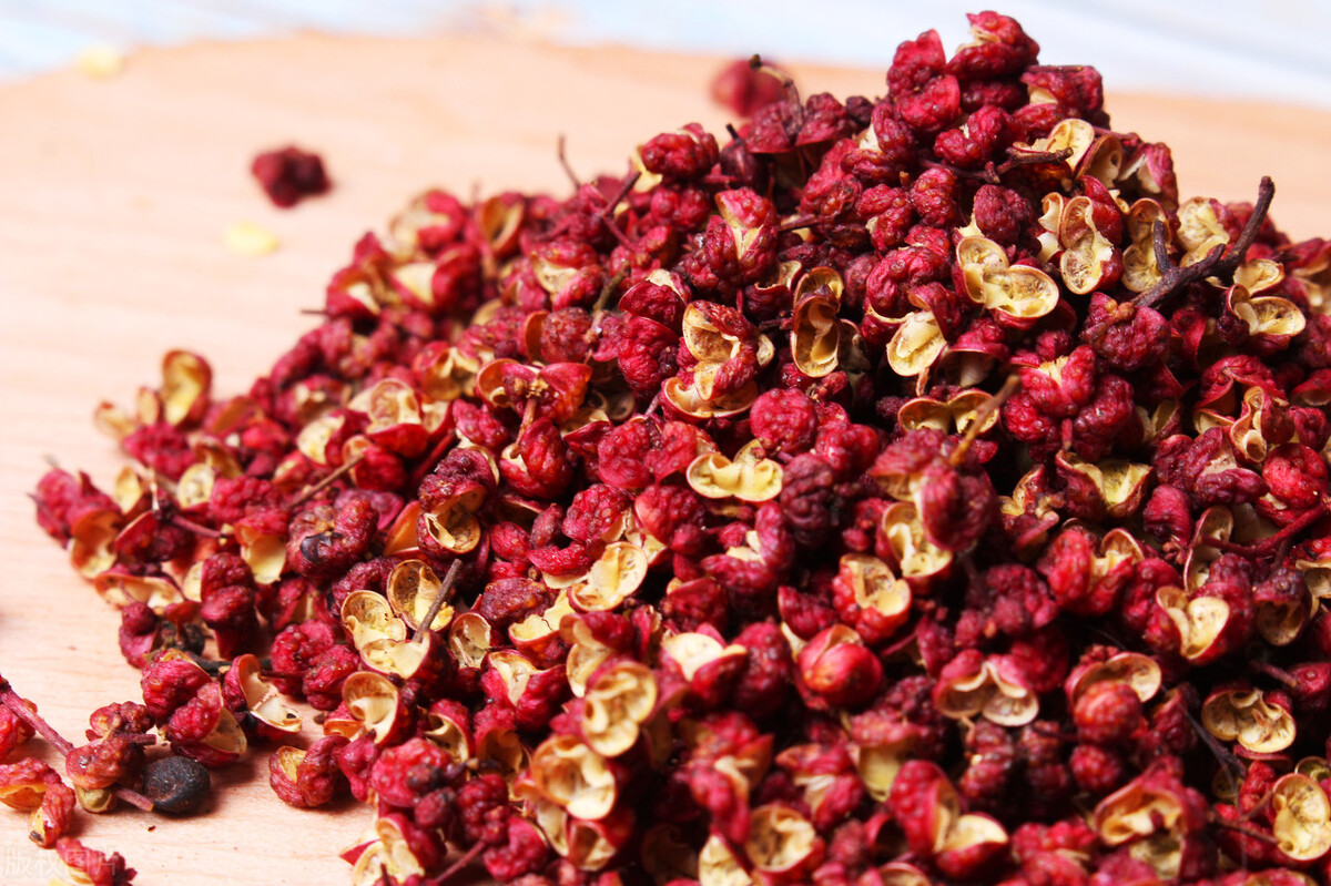 炸酱肉丝面条怎么做最好吃,芹菜炒肉炸酱面的做法