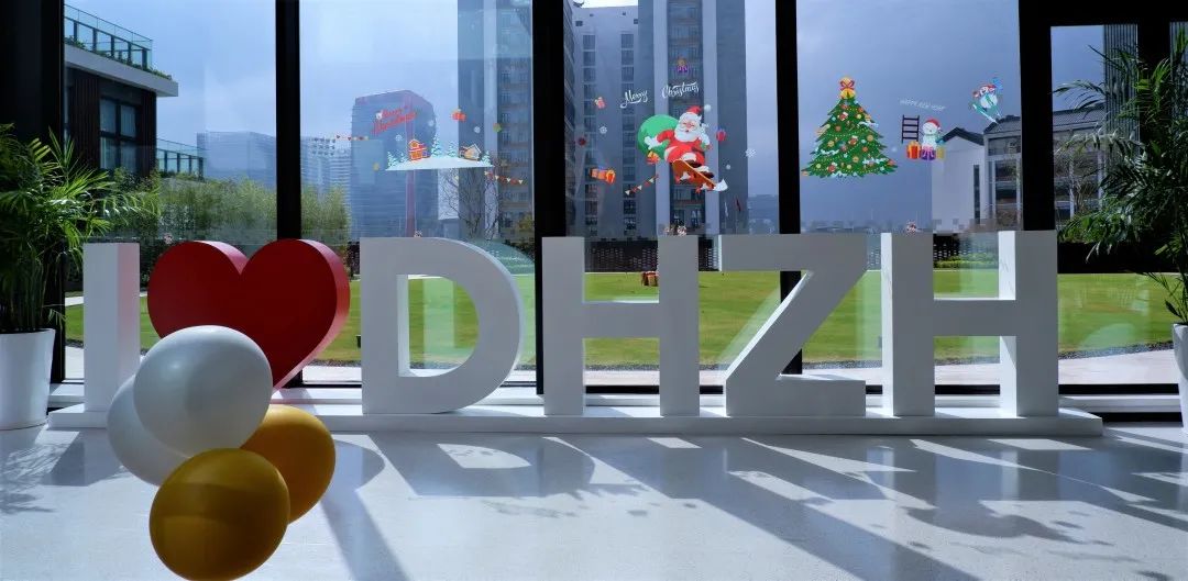 哇！这些学校的圣诞节也太“卷”了！圣诞老人、无人机都来了